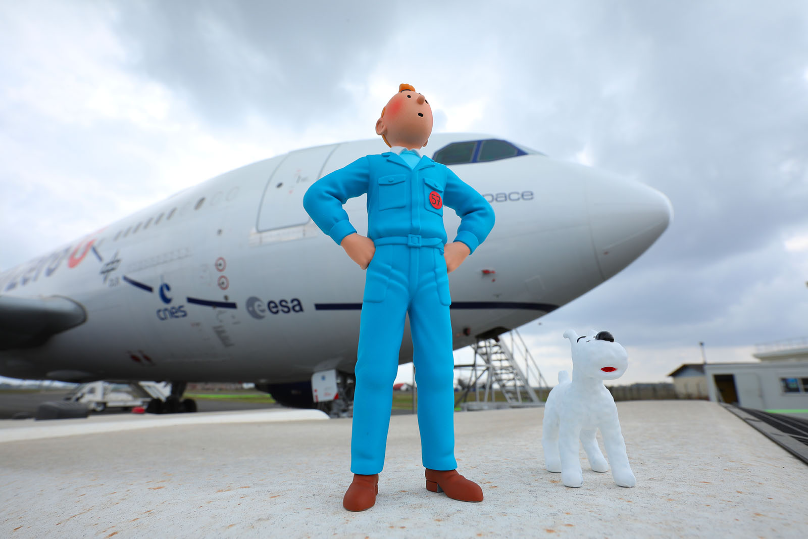 Tintin sur le tarmac, prêt à décoller à bord du Zéro G