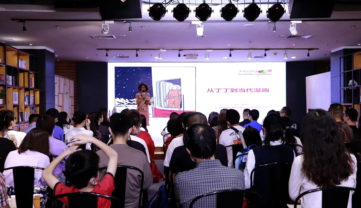 La directrice de l’Alliance Française à Shenzhen, Mme.Sandra VIVIER inaugure la projection avec un discours.