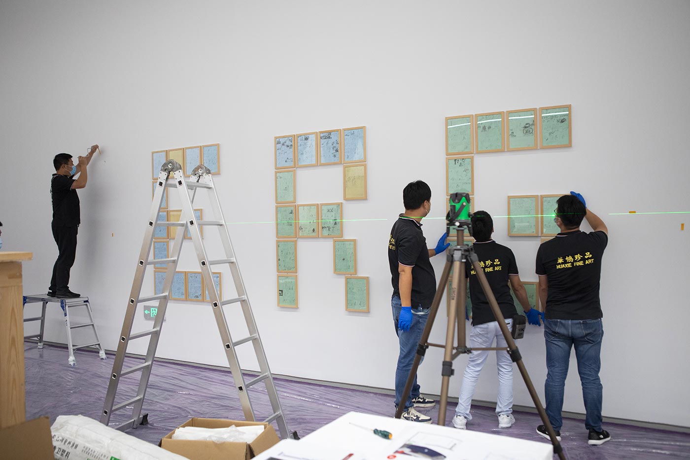 Montage de l'exposition Hergé à Shanghai